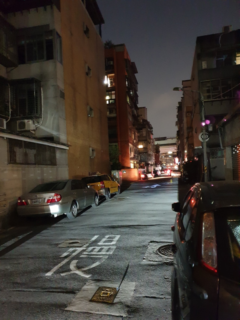 因電量供給不足，台北市的巷弄路燈皆未供電。   圖 : 謝步智 / 攝
