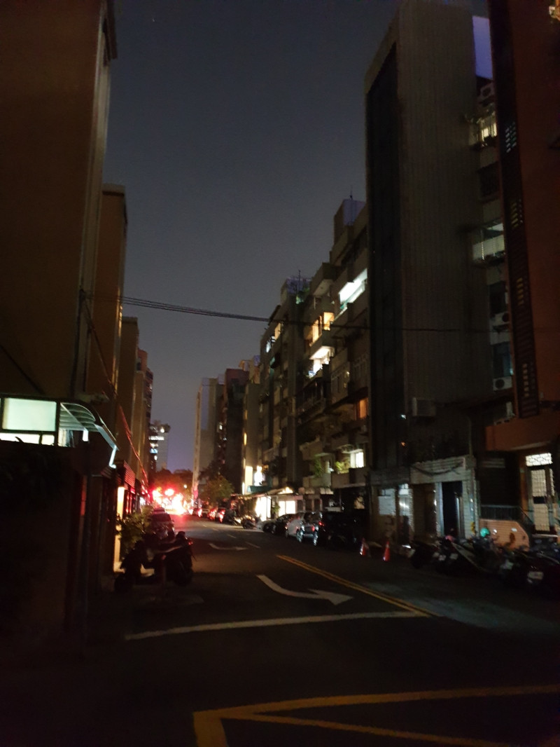 因電量供給不足，台北市的巷弄路燈皆未供電。   圖 : 謝步智 / 攝