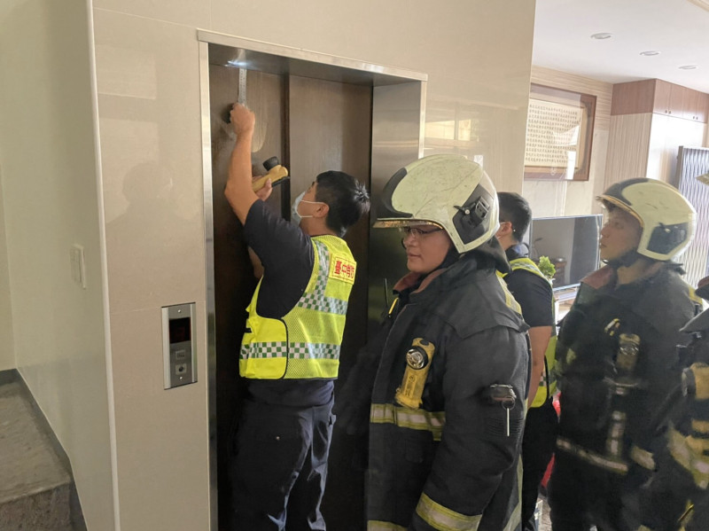 全台中市有33人受困電梯均已救出。   圖：台中市消防局/提供