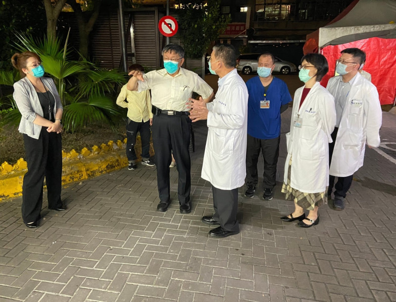 台北市長柯文哲今晚赴和平醫院視察。   圖：北市府 / 提供