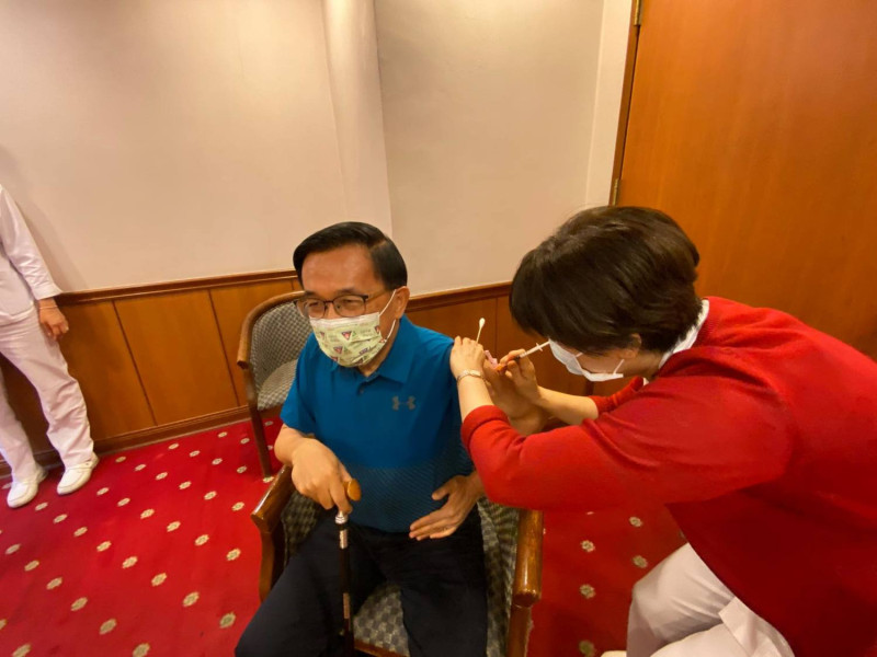 年滿65歲的前總統陳水扁今天(13日)下午1時30分在高雄長庚醫院醫學大樓施打COVID-19疫苗。   圖：翻攝Neuron Chen臉書