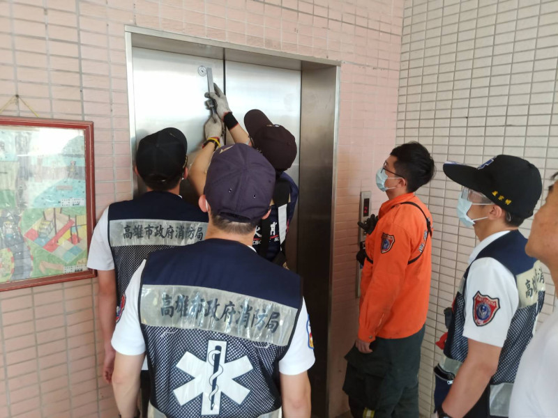 今（14）日稍早卻傳出高雄市有國小學童受困電梯中，消防隊已經前往救援   圖：民眾 / 提供