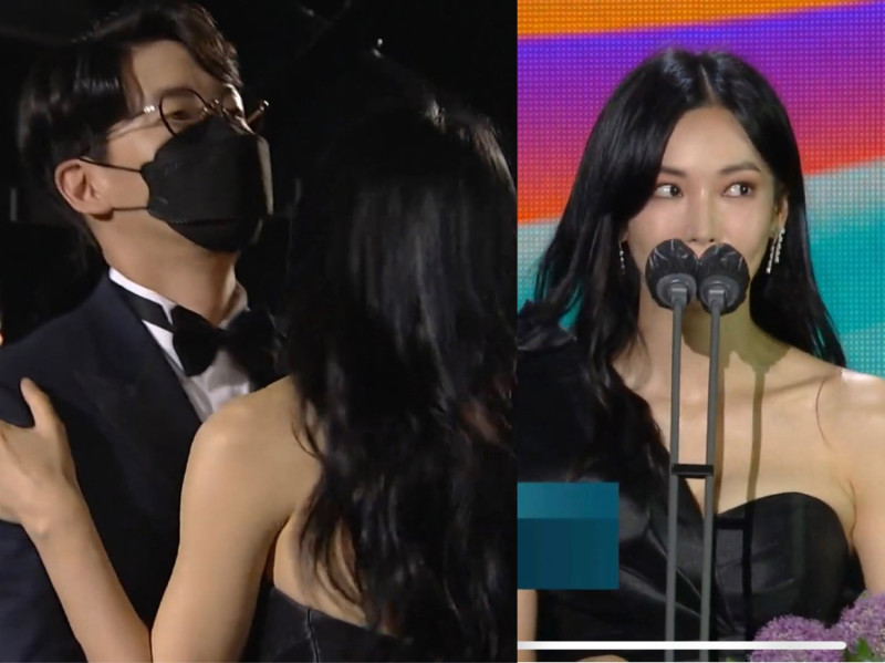 金素妍獲獎後起身和劇中老公嚴基俊擁抱。   圖：翻攝自JTBC