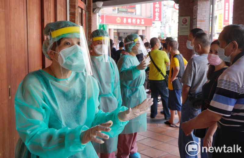 ICU重症醫師陳志金表示，台灣武漢肺炎的致死居高不下，是因為疫情有控制住，讓確診人數的「分母」沒有擴大。（圖為篩檢站示意圖）   圖：張良一 / 攝（資料照）