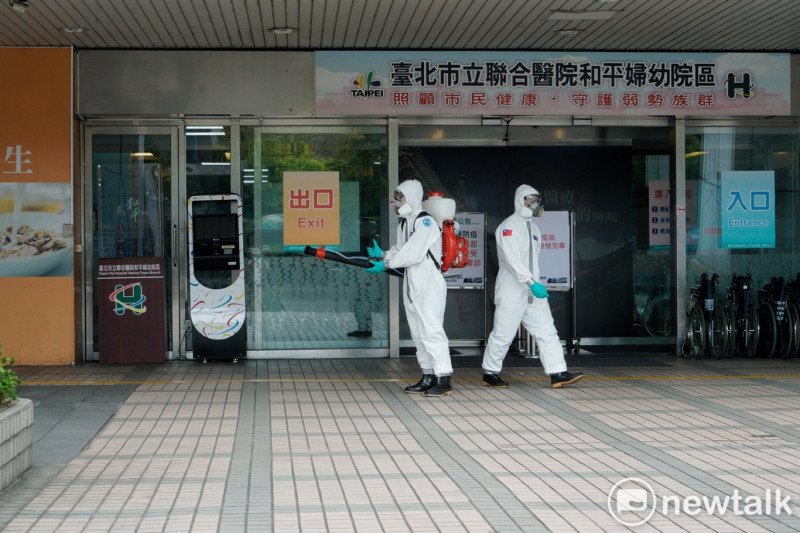 陸軍化學兵今(16)天一整天在萬華區進行全面性的大消毒。   圖：張良一/攝