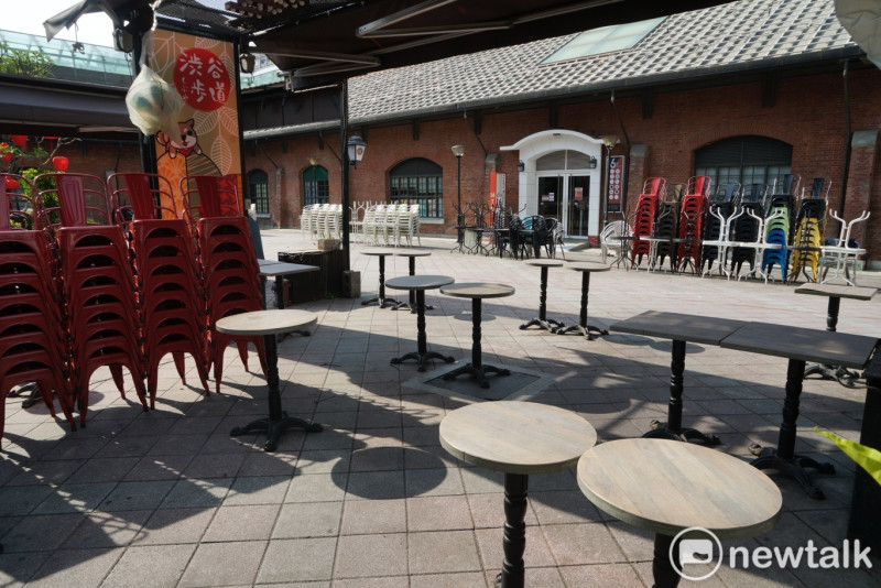 西門町紅樓後面的酒吧停止營業，桌椅就集中在空蕩蕩毫無一位遊客的廣場上。   圖：張良一/攝