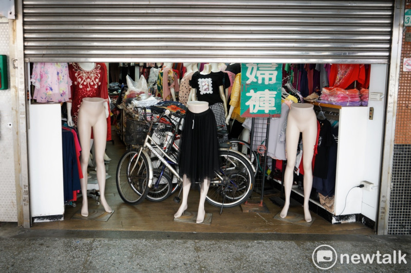 萬華康定路上的成衣店拉下鐵門暫停營業。   圖：張良一/攝