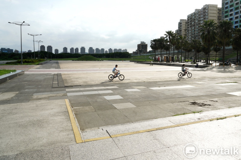 萬華馬場町紀念公園廣場上只有一、兩位小朋友騎腳踏車。   圖：張良一/攝