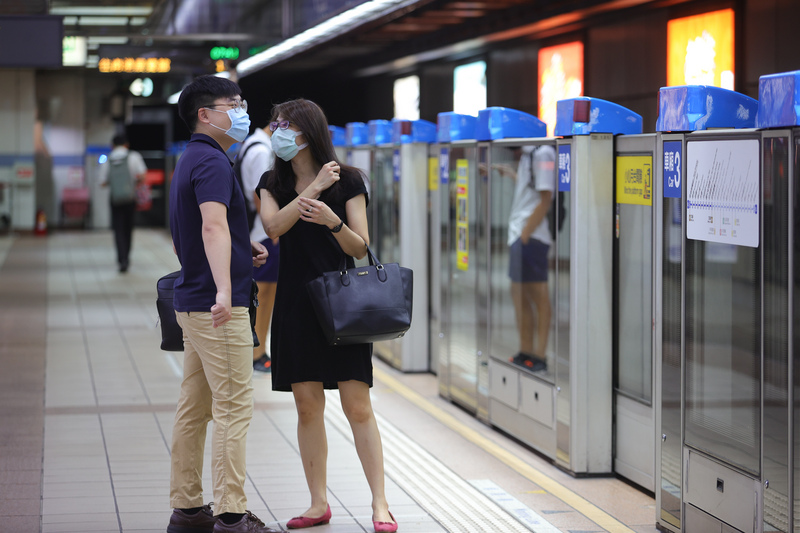 受疫情影響，台北捷運一向人潮洶湧的板南線內，今日乘客大幅減少。   圖：中央社
