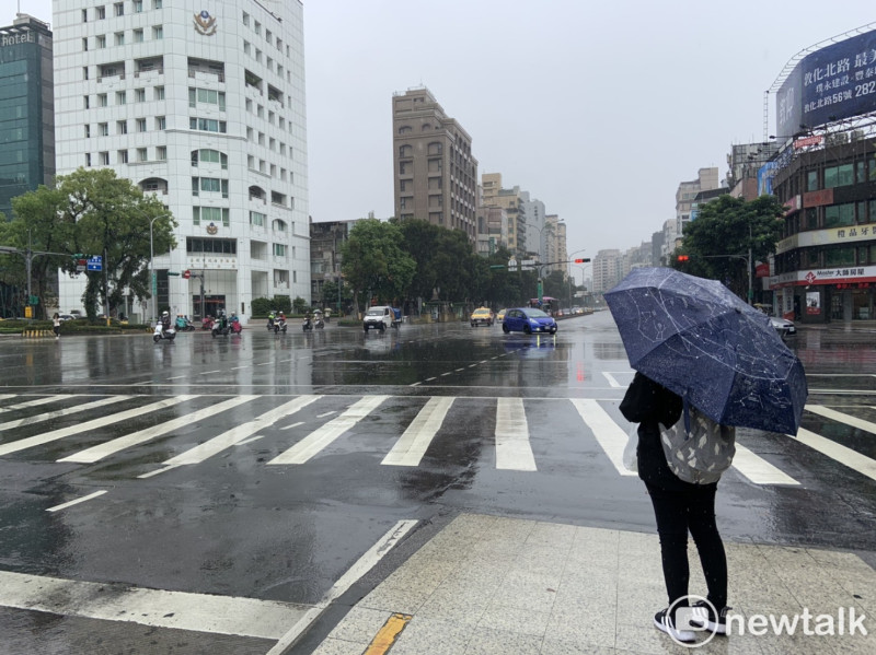 氣象專家吳德榮表示，本週將有2波滯留鋒面靠近台灣，各地午後有局部短暫陣雨或雷雨的機率。   圖：張家寧／攝
