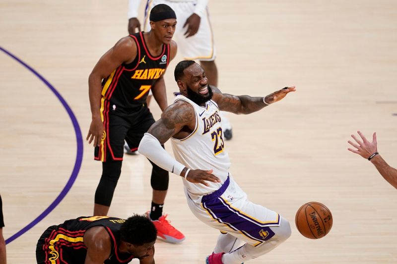 湖人球星LeBron James（詹皇）本季右腳踝嚴重，復出後再度扭傷，不過他掛保證沒事，能夠出戰附加賽首輪對勇士。   圖／美聯社／達志影像