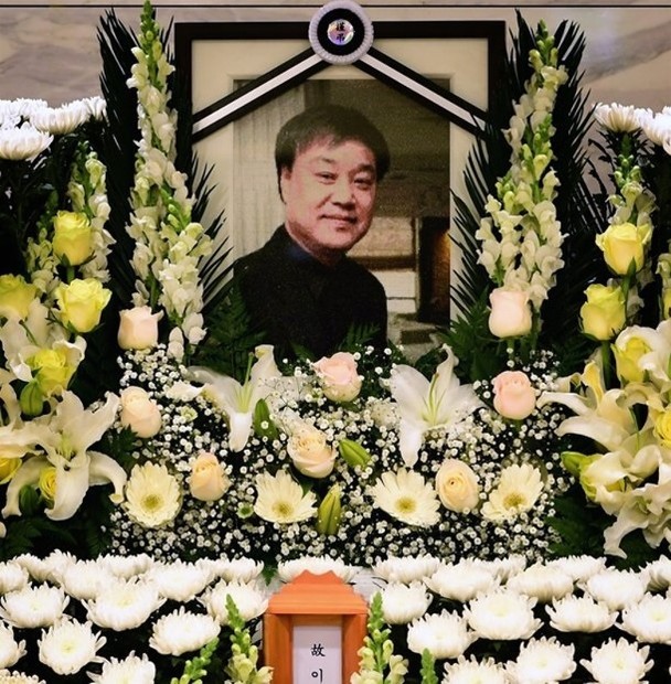 南韓電影圈「電影人的大哥」李椿淵日前因心臟麻痺逝世。   圖：翻攝自微博
