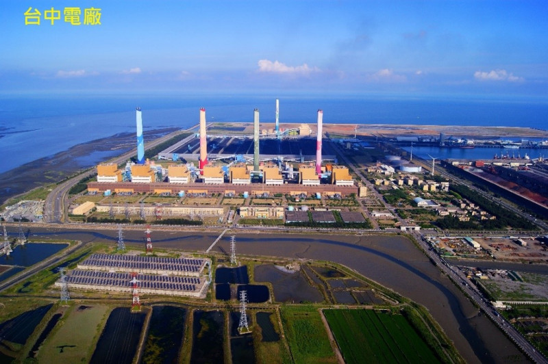 台中火力發電廠廠區面積達277.5公頃，是第一個經過環境影響評估審核通過後才興建的電廠，也是一座公園化的電廠。   圖：翻攝自台電官網