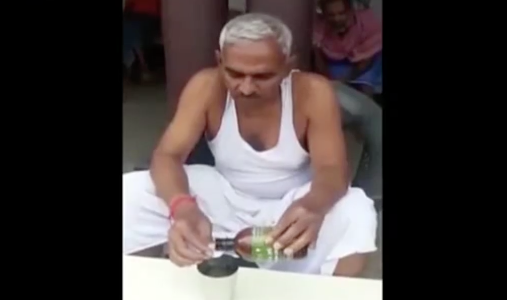 印度北方邦執政黨議員辛格（Surendra Singh）拍攝影片宣傳，表示自己每日工作18小時仍然身體健康，一切歸於印度牛尿功效好，並在影片中試喝。   圖：翻攝自環球網環視頻