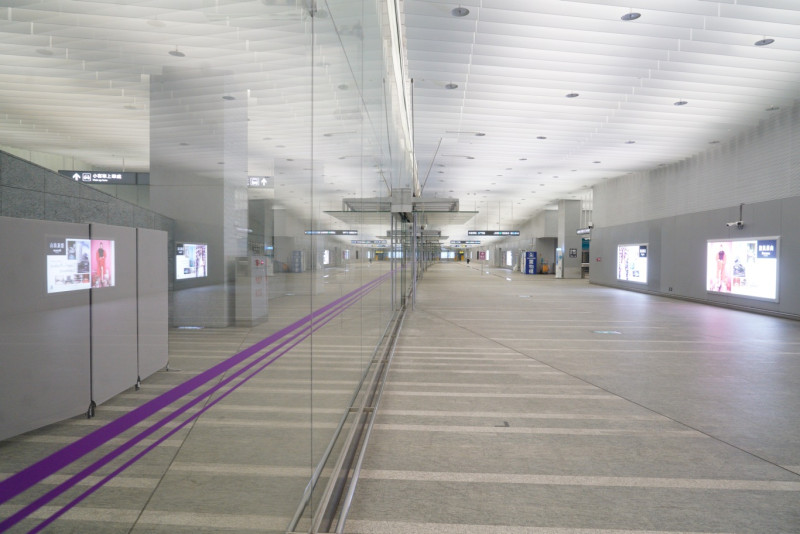 沒有人的桃園機場捷運台北站顯得空曠冷清。   圖：張良一/攝