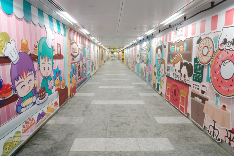 台北地下街牆上熱鬧的漫畫圖案與毫無一人的場面形成強烈的對比。   圖：張良一/攝