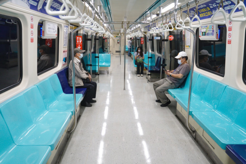 本土疫情加劇，台灣捷運車廂上只有少數民眾搭乘。   圖：張良一/攝