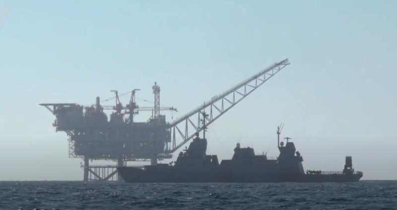 以色列派出最新型「薩爾6型」護衛艦積極保衛海上油氣平台。   圖：翻攝環球網