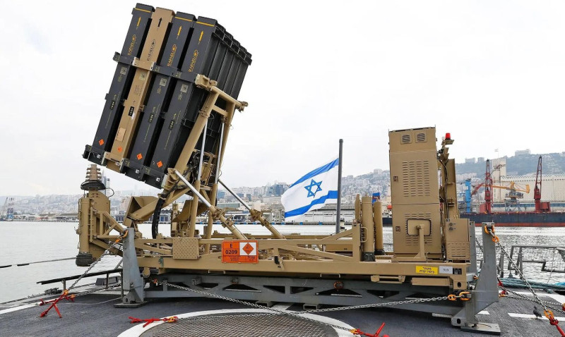 以色列海軍將「鐵穹」防空攔截系統裝設在軍艦甲板，用以防止來自於空中的攻擊。   圖：翻攝環球網
