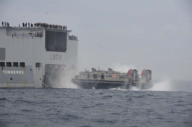 日美法澳四國海上聯合演習，日本海上自衛隊氣墊船進行兩棲補給任務，進入法國海軍「雷電號」(FS Tonnerre, L-9014)兩棲突擊艦。   圖：翻攝海上自衛隊掃海隊群
