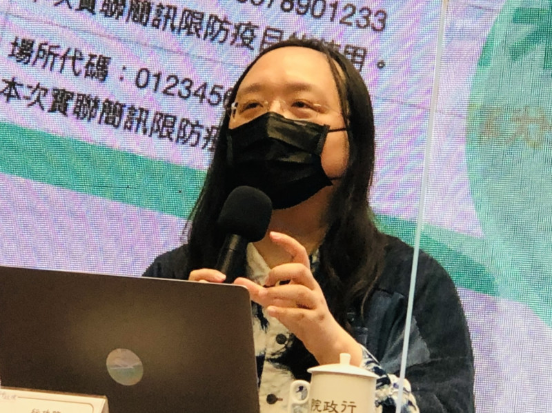 行政院政委唐鳳繼口罩系統查詢平台後，再次開發「簡訊實聯制」。   圖：謝莉慧/攝