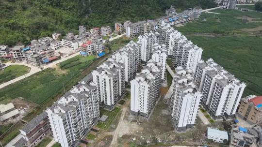 中國建商違法在廣西國家地質公園內開發，還蓋起了高樓社區，結果房子乏人問津。   圖 : 翻攝自騰訊網