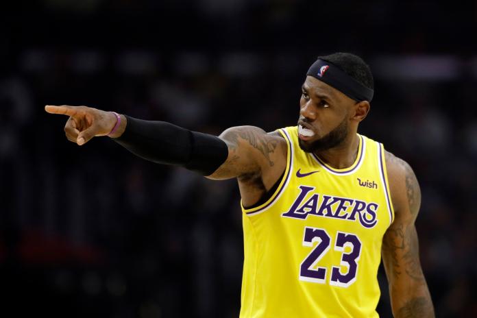 賽前湖人主帥Frank Vogel(沃格爾)透露「詹皇」LeBron James還未恢復到百分百狀態，但全員歸隊都可以出戰。   圖／美聯社／達志影像