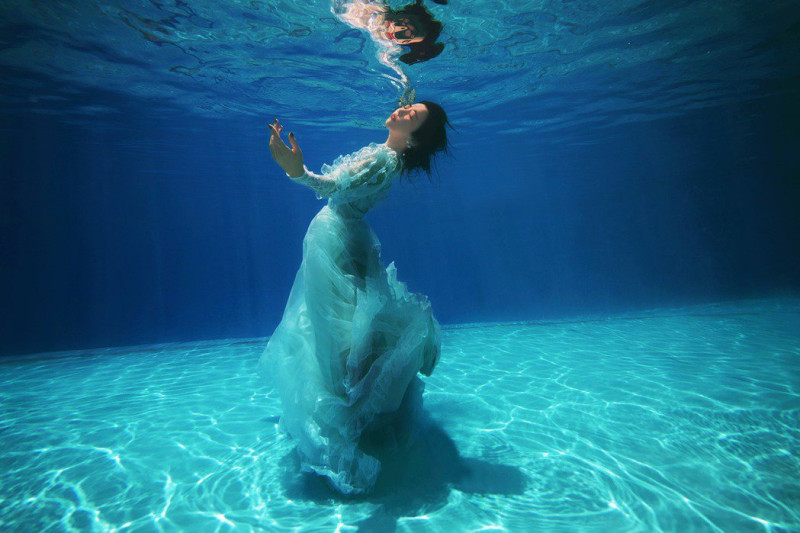 邵雨薇體驗水下攝影。   圖：多曼尼提供