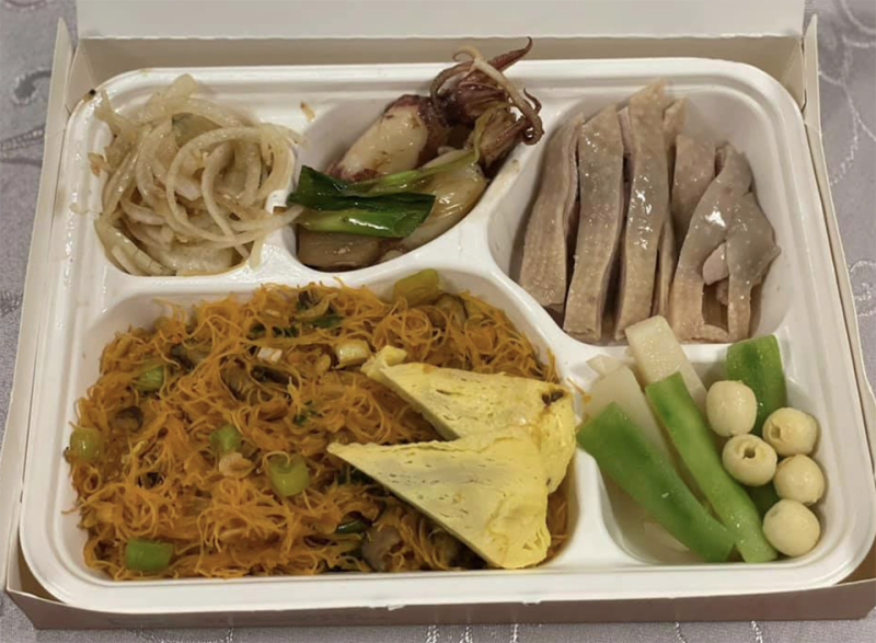 《新東南餐廳》為醫護人員特製便當，網友留言「看了就餓了！」   圖：翻攝自台北市議員劉耀仁 臉書