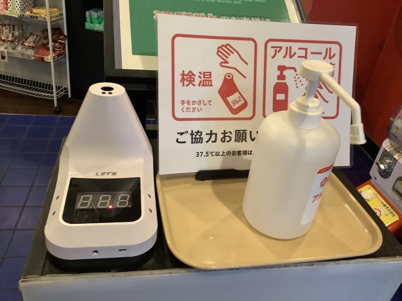 日本各處餐廳進門有測體溫與酒精消毒 圖:劉黎兒/攝