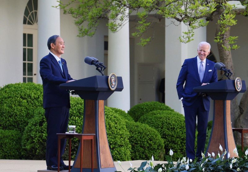 美日兩國相繼宣布提供海外國家疫苗，圖為日本首相菅義偉（左）及美國總統拜登（右）。   圖：翻攝日本首相官邸臉書