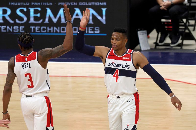 巫師後衛Bradley Beal(比爾)和「威少」Russell Westbrook合繳43分，率隊擊敗溜馬，季後賽首輪將對決東區榜首76人。   圖／美聯社／達志影像