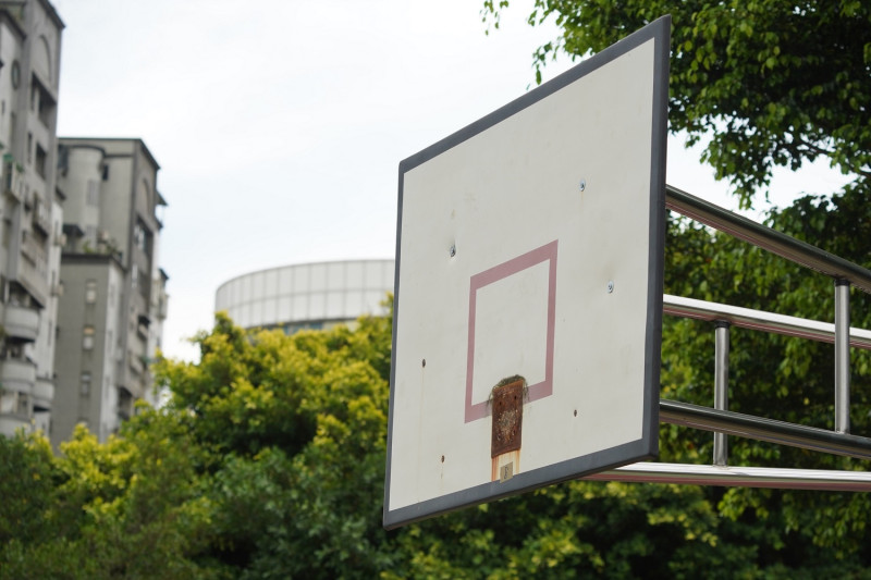 為避免打球群聚風險，鄭文燦下令將全市公園籃球框或球網於疫情期間暫時拆下。   圖：林昀真/攝