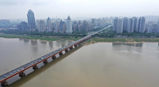 中國江西省贛江吉安水文站昨（20）日下午8時許，水位漲至50.5公尺處，達洪水編號標準，形成2021年首號洪水。   圖：取自人民網