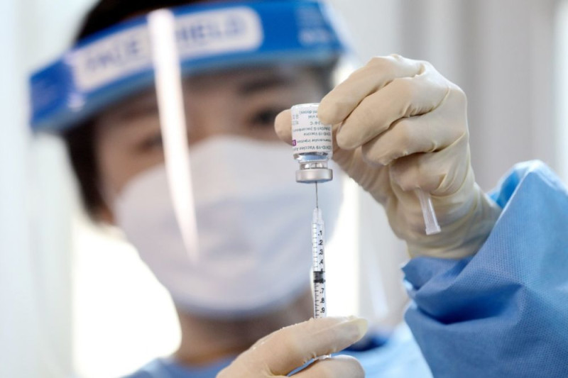 南韓高陽1名醫護為接種者施打疫苗。（示意圖）   圖：取自新華社