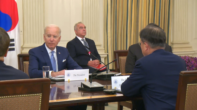 美國總統拜登與韓國總統文在寅舉行雙邊領袖會談。   圖：翻攝自The White House YT頻道