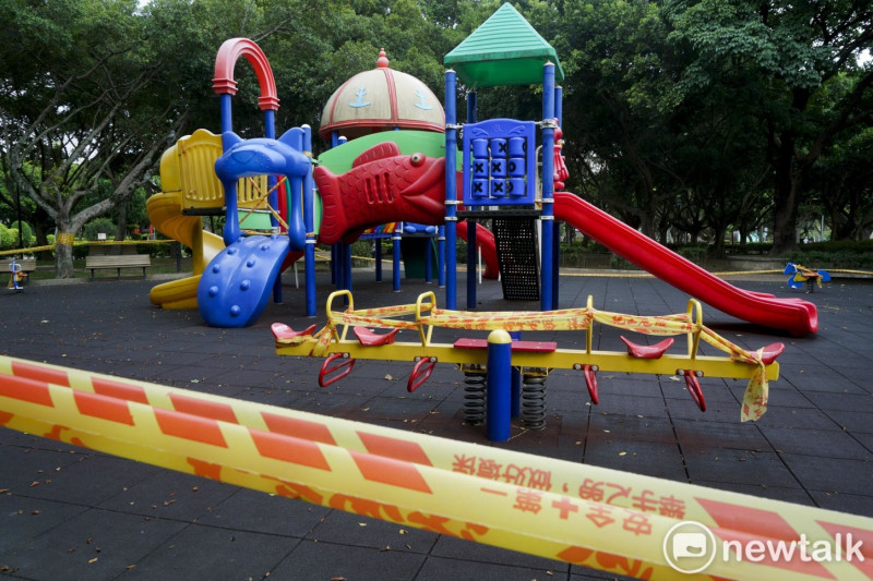 新北市永和區仁愛公園的兒童遊戲區被封鎖線圍住。   圖：張良一/攝