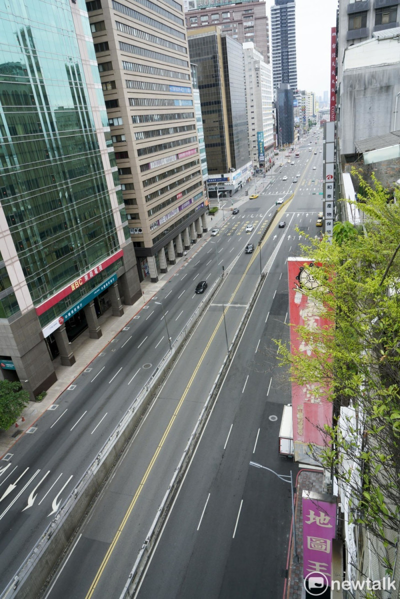 台北火車站前的忠孝西路車流量不大。   圖：張良一/攝