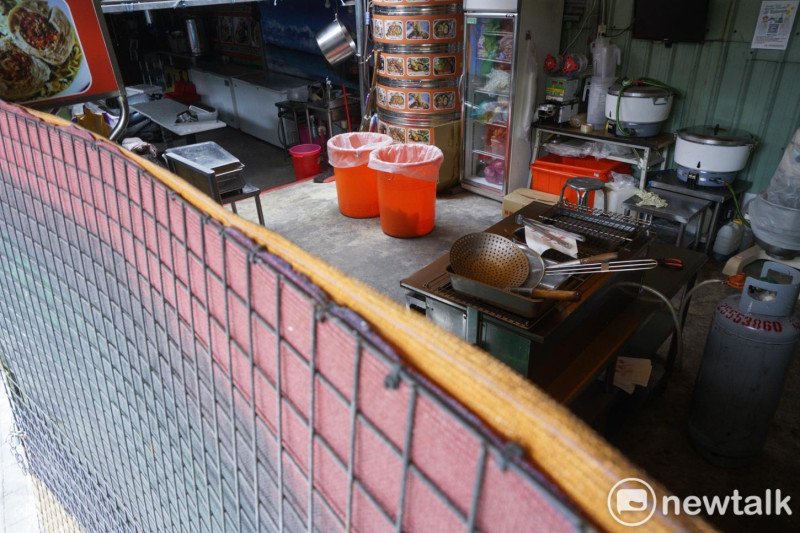 台北火車站附近的印尼小吃店也拉起鐵網封閉。   圖：張良一/攝