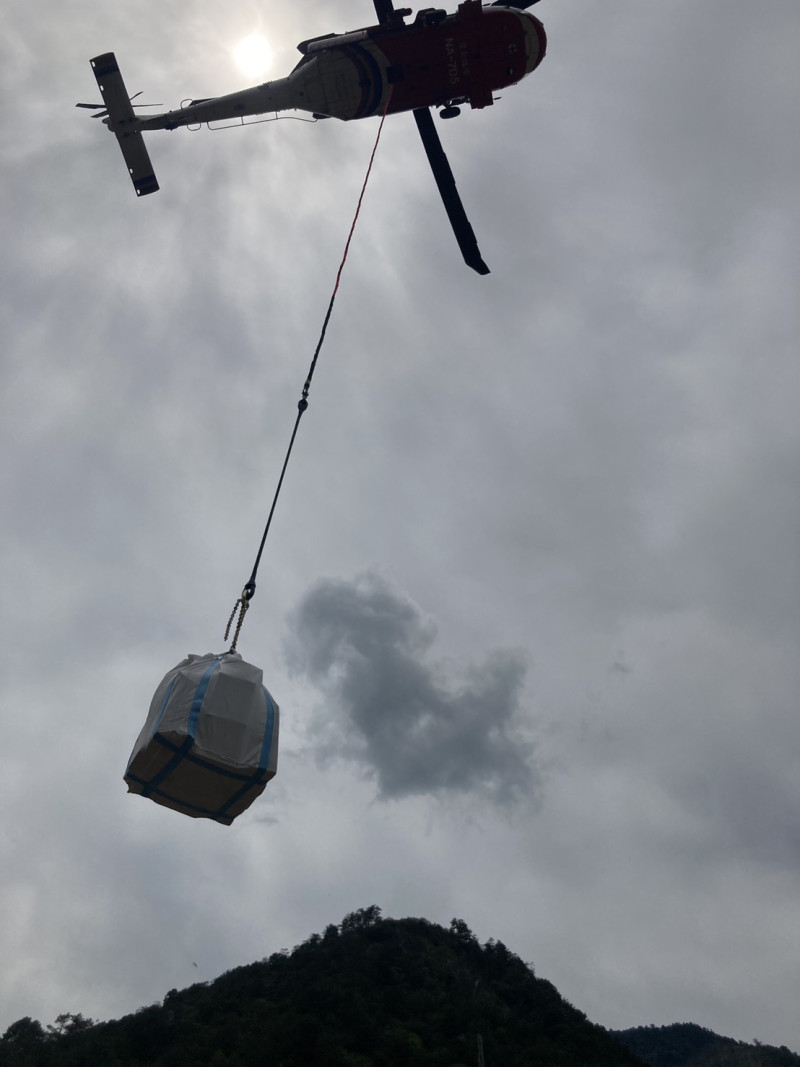 空勤隊直升機吊掛物資。   東勢林管處/提供