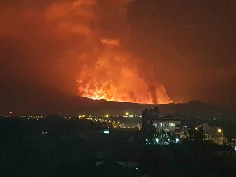 在尼拉貢戈火山朝夜空噴出紅色煙霧前，已有一批民眾率先逃離城市。   圖/翻攝自臉書災害應變中心