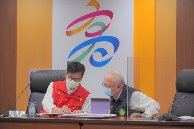 陳其邁(左)與衛生局長黃志中。   圖：高雄市政府/提供