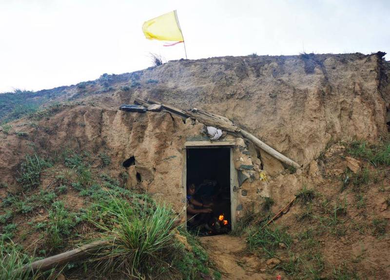 一名牧羊人先後協助6名遇難的選手躲到窯洞中避難。   圖：翻攝微博