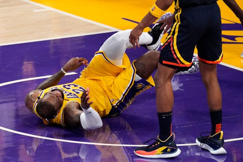 LeBron James被犯規後倒地。   圖／美聯社／達志影像