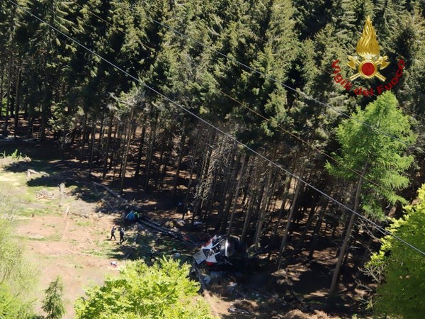 義大利纜車空中墜落，目前至少14人死亡。   圖：翻攝義大利消防部隊推特／emergenzavvf