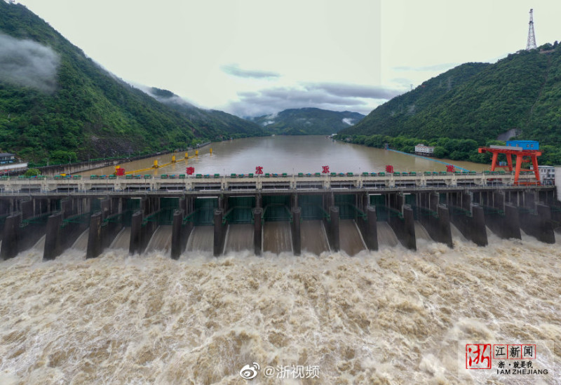 為因應強降雨可能帶來的洪災，浙江省內大型水庫富春江大壩昨天（23日）先進行洩洪，   圖：翻攝自微博