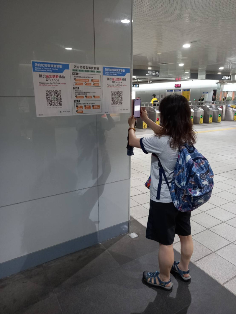 乘客使用實聯制。   圖：台北大眾捷運股份有限公司／提供