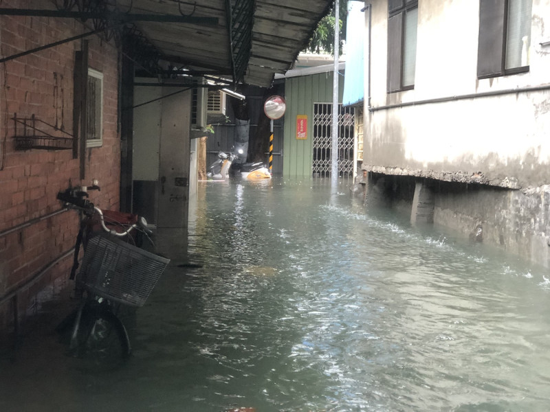 內湖區東湖路58巷因午後大雷雨出現積淹水狀況。   圖:台北市政府水利處提供