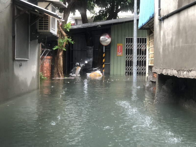 午後強降雨，內湖區東湖路58巷淹水一度超過30公分。   台北市政府水利處提供