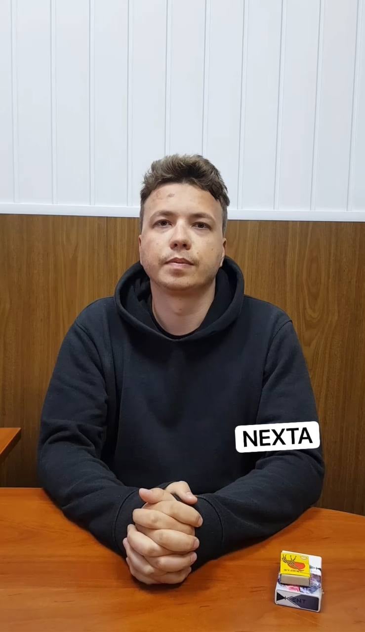 白俄羅斯官媒公布普羅塔塞維奇的被認罪影片，現年26歲的他穿著深色連帽衫，雙手十指緊握，臉上傷痕明顯。   圖：翻攝自Pray for Belarus臉書